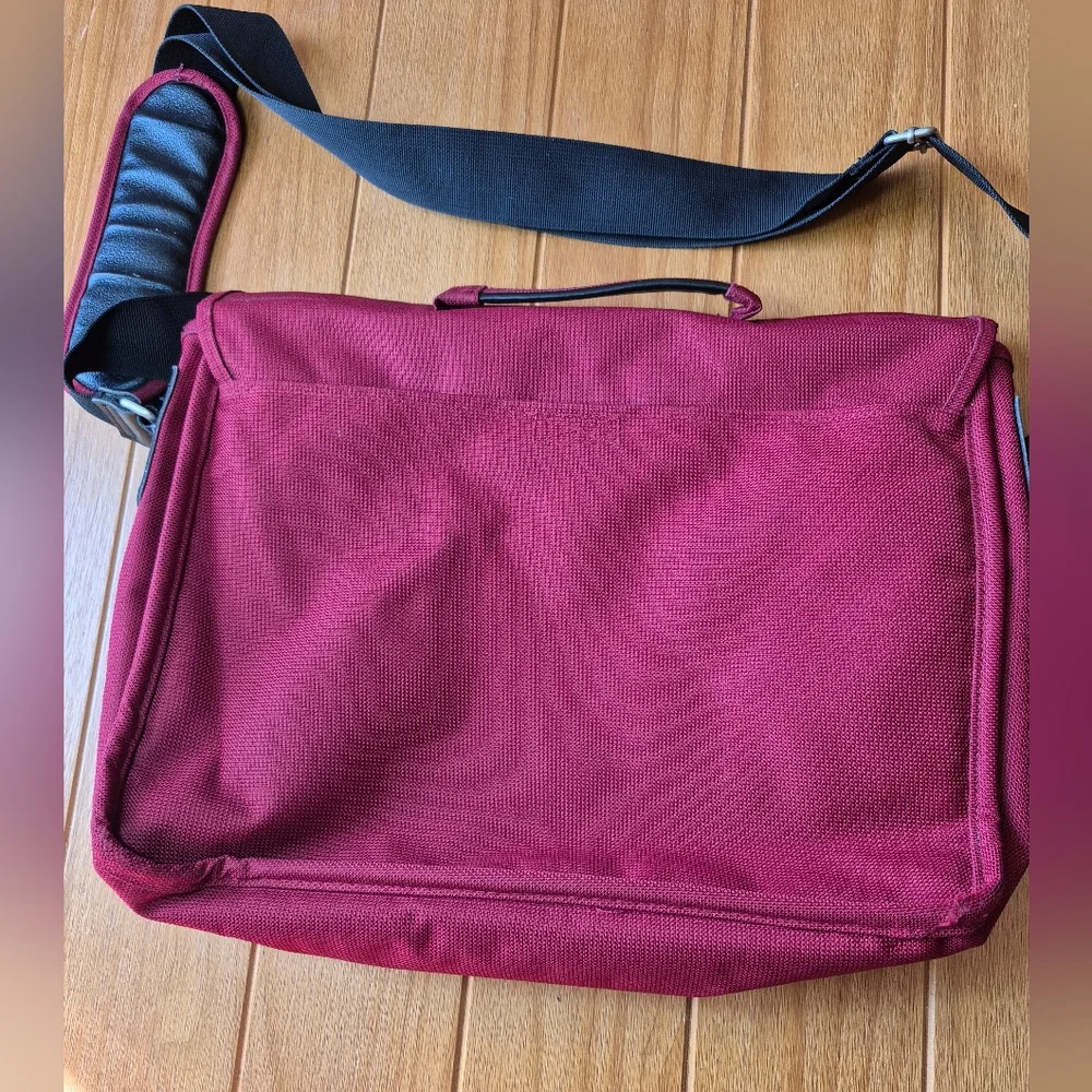 Merrill‎ Lynch Canvas Messenger Bag Red Embroidered Name Logo